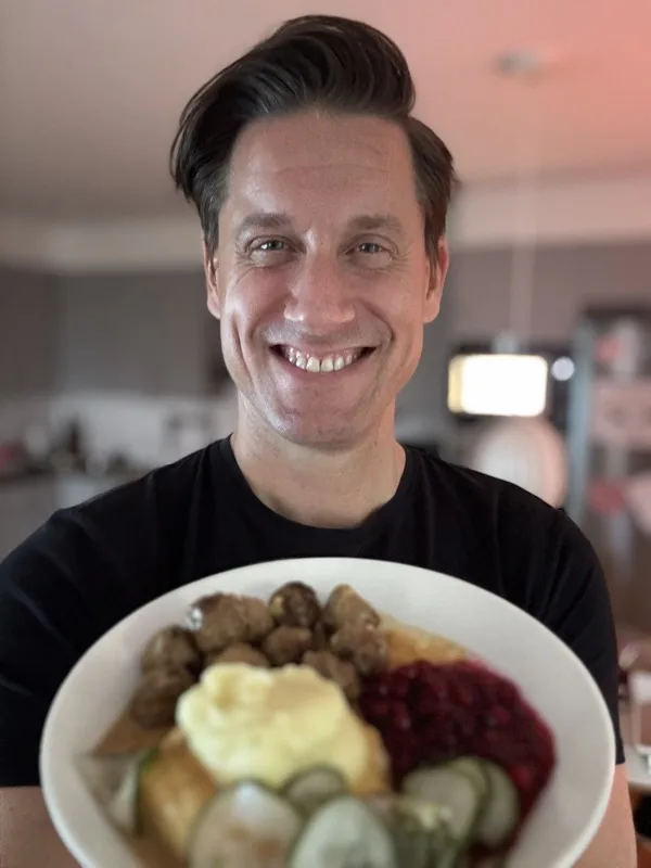 Alexander Åkerberg hemma med köttbullarna i en doggybag, samma kväll han valdes till ordförande i Östgötamat