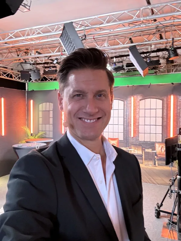 Alexander Åkerberg i tv-studio, mörk kavaj